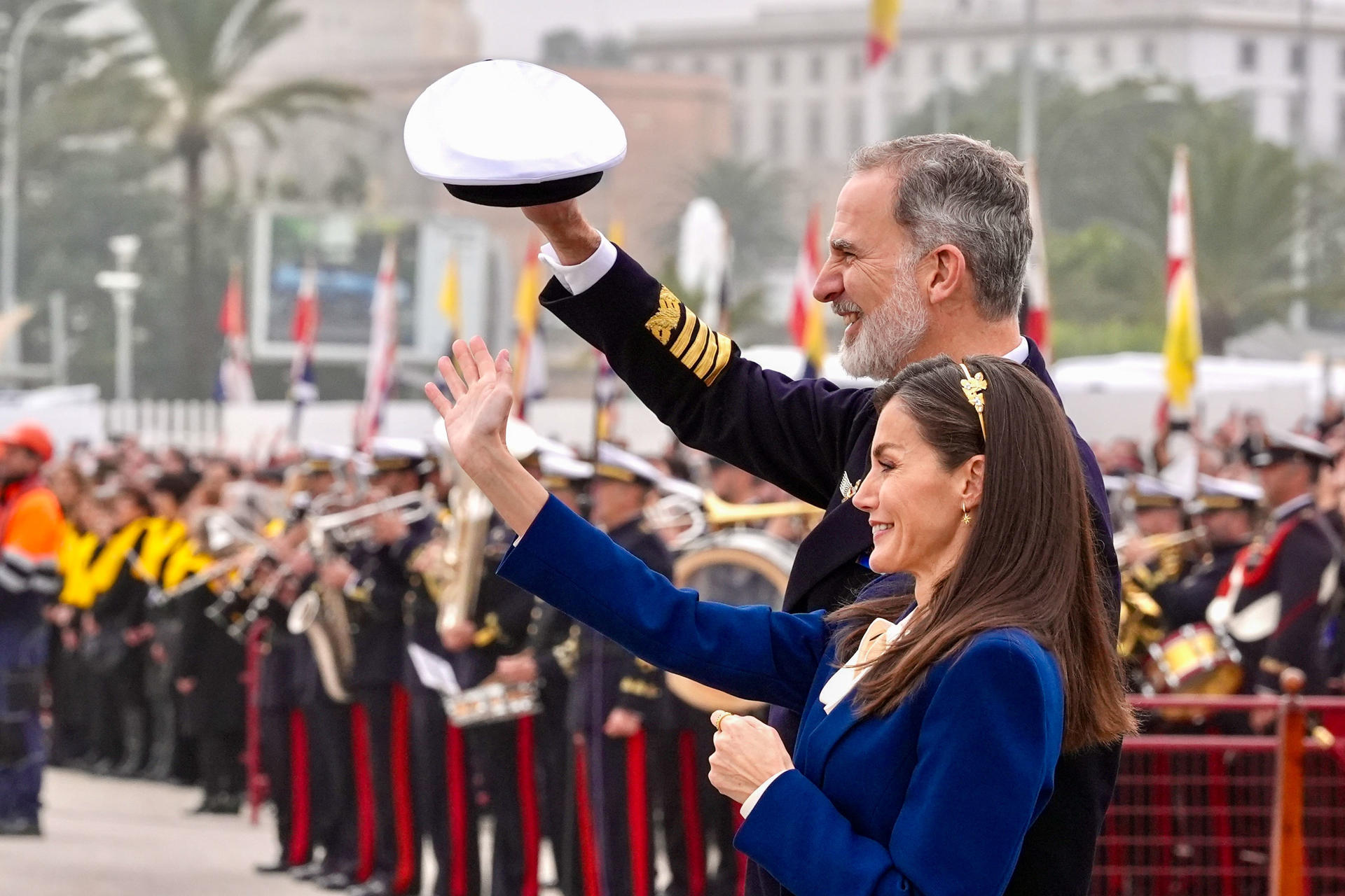 Los reyes Felipe y Letizia despiden en Cádiz a la princesa de Asturias, Leonor, que parte este sábado en el buque escuela de la Armada española Juan Sebastián de Elcano para iniciar la travesía del 97 crucero de instrucción. EFE/ Román Ríos
