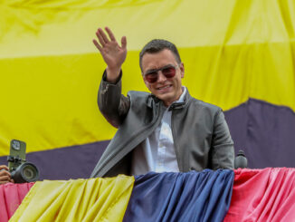 El presidente de Ecuador, Daniel Noboa, saluda a sus simpatizantes desde el balcón del Palacio de Gobierno, este domingo en Quito (Ecuador). EFE/ José Jácome