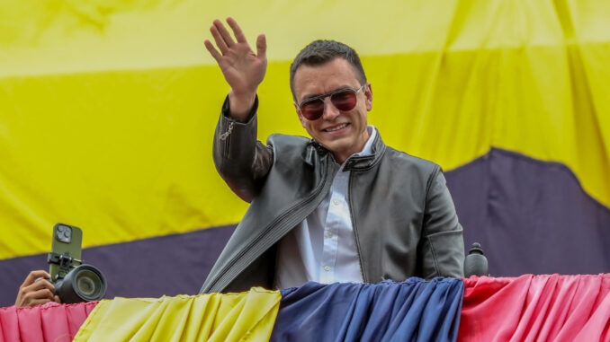 El presidente de Ecuador, Daniel Noboa, saluda a sus simpatizantes desde el balcón del Palacio de Gobierno, este domingo en Quito (Ecuador). EFE/ José Jácome
