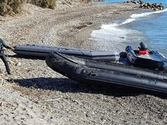 ALMERÍA, 10/01/2025.- Un agente de la Guardia Civil saca arrastra una de las cuatro embarcaciones de alta velocidad que supuestamente están vinculadas a actividades de contrabando y de 'petaqueo' de combustible en la costa de Almería que han sido intervenidas en la zona de Poniente y Cabo de Gata.EFE/Guardia Civil//SOLO USO EDITORIAL/SOLO DISPONIBLE PARA ILUSTRAR LA NOTICIA QUE ACOMPAÑA (CRÉDITO OBLIGATORIO)//