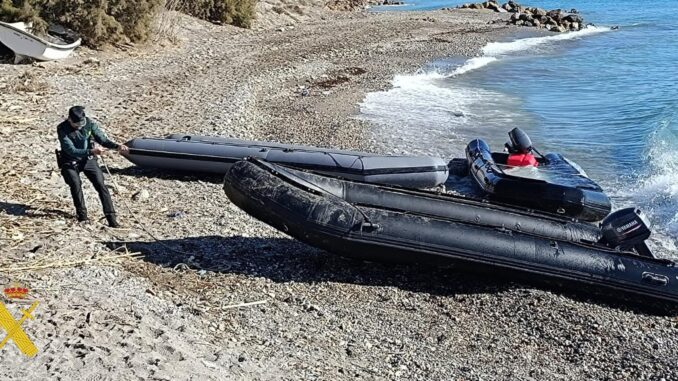 ALMERÍA, 10/01/2025.- Un agente de la Guardia Civil saca arrastra una de las cuatro embarcaciones de alta velocidad que supuestamente están vinculadas a actividades de contrabando y de 'petaqueo' de combustible en la costa de Almería que han sido intervenidas en la zona de Poniente y Cabo de Gata.EFE/Guardia Civil//SOLO USO EDITORIAL/SOLO DISPONIBLE PARA ILUSTRAR LA NOTICIA QUE ACOMPAÑA (CRÉDITO OBLIGATORIO)//
