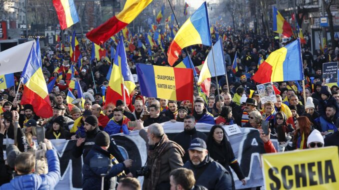 Participantes en la manifestación organizada este domingo en Bucarest por el partido ultranacionalista AUR para pedir que continúe en Rumanía el proceso de las elecciones presidenciales que fue cancelado por sospechas de injerencia rusa y financiación irregular. EFE/EPA/Robert Ghement
