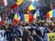 Participantes en la manifestación organizada este domingo en Bucarest por el partido ultranacionalista AUR para pedir que continúe en Rumanía el proceso de las elecciones presidenciales que fue cancelado por sospechas de injerencia rusa y financiación irregular. EFE/EPA/Robert Ghement