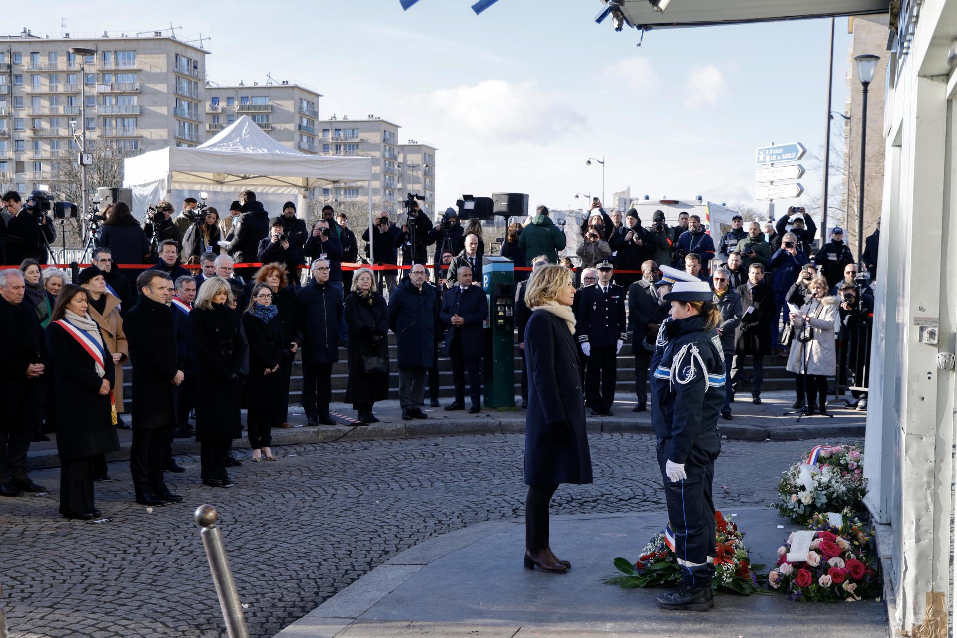 La presidenta del consejo regional de Ile-de-France, Valerie Pecresse, rinde homenaje a los manifestantes frente al supermercado Hypercacher durante las conmemoraciones por los 10 años del ataque islamista al periódico satírico Charlie Hebdo y al supermercado judío Hypercacher en París (Francia). EFE/EPA/Ludovic Marin / POOL
