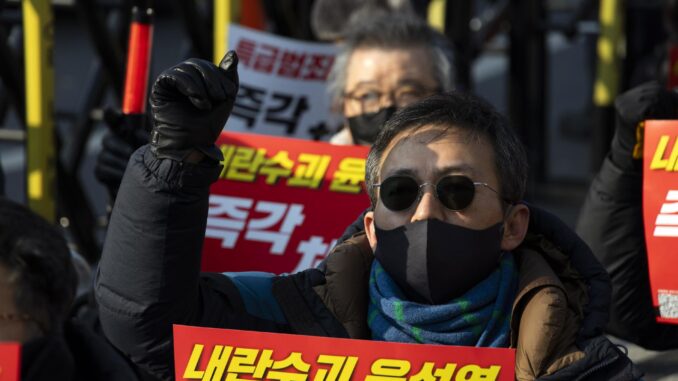 Protesta convocada por los principales sindicatos en la que se pide apresar al presidente y "acabar con el persistente movimiento de insurrección" que lo apoya. EFE/EPA/JEON HEON-KYUN
