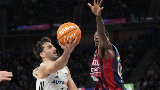 El base georgiano del Baskonia Kamar Baldwin (d) en acción ante el base argentino del Real Madrid Facundo Campazzo durante el encuentro correspondiente a la fase regular de la Liga Endesa que disputan hoy lunes en el Fernando Buesa de Vitoria. EFE / ADRIÁN RUIZ HIERRO
