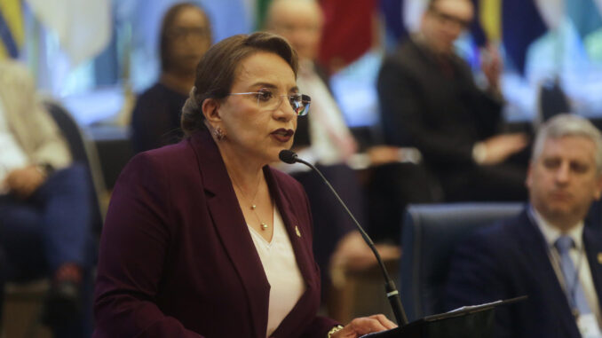 Fotografía de archivo de la presidenta de Honduras, Xiomara Castro, en la XXXVIII Asamblea ordinaria y conmemorativa por los 60 años de fundación del Parlamento Latinoamericano y Caribeño (Parlatino), en Ciudad de Panamá (Panamá). EFE/ Carlos Lemos
