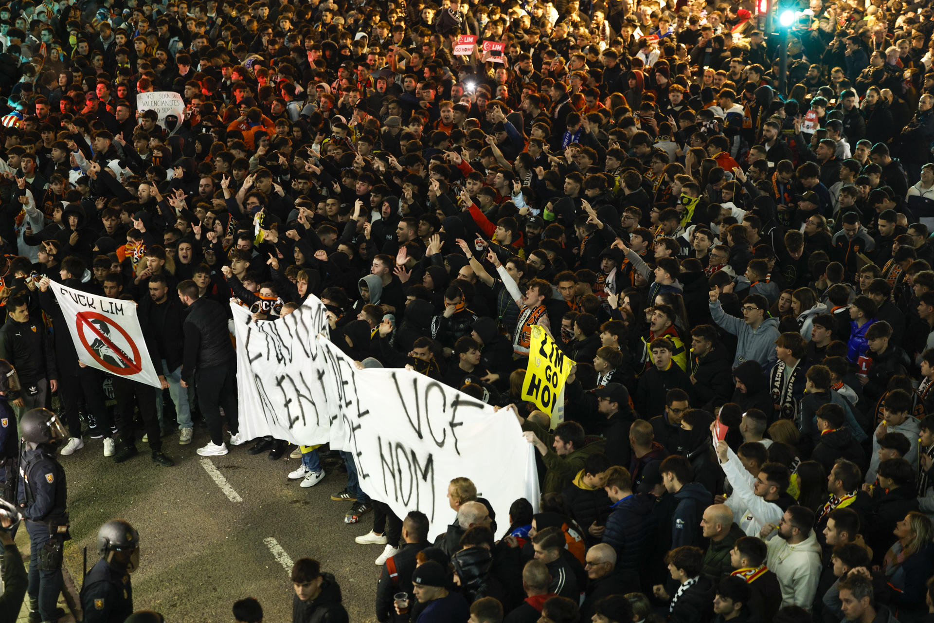 Aficionados del Valencia protestan en los exteriores del estadio de Mestalla. EFE / Biel Aliño.
