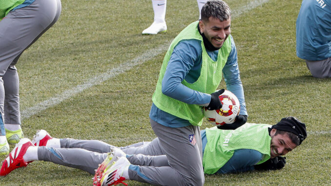 Griezmann y Koke, durante el entrenamiento.-EFE/ J.P. Gandul
