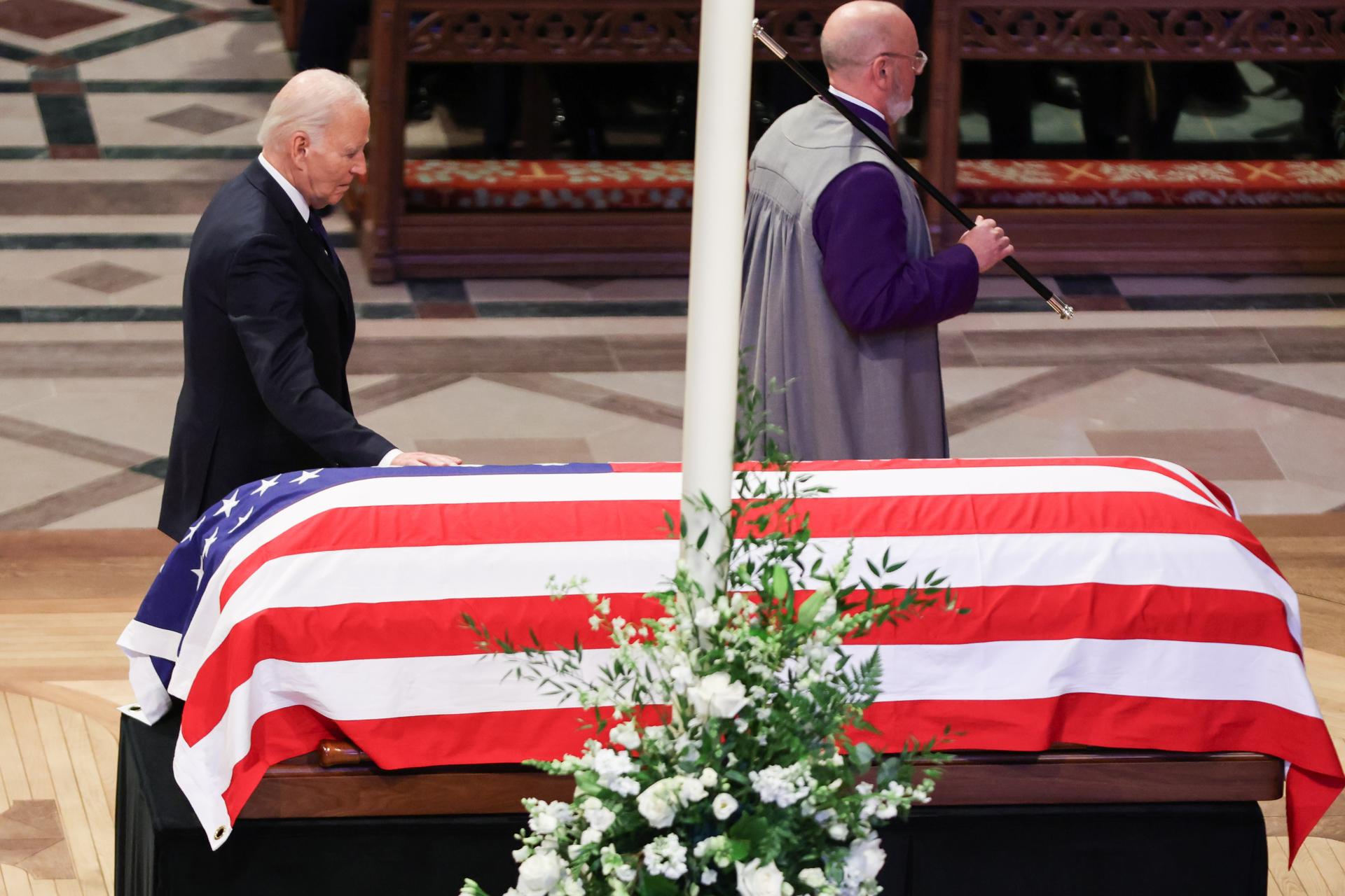 Fotografía del presidente de Estados Unidos, Joe Biden, en la ceremonia fúnebre del expresidente de EE.UU., Jimmy Carter en la Catedral Nacional de Washington (EE.UU). EFE/Samuel Corum
