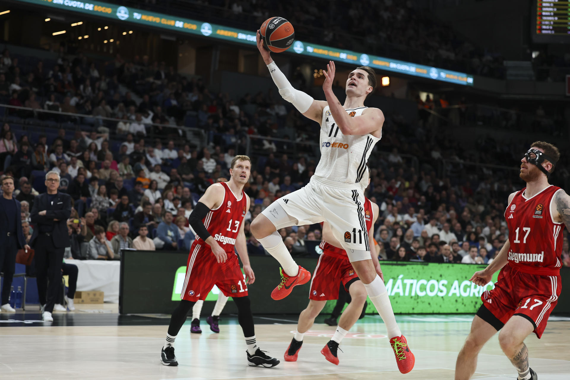 Mario Hezonja entra a canasta. EFE/ Kiko Huesca.
