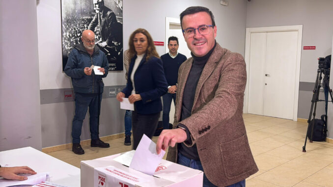 El candidato a la reelección como secretario general del PSOE de Extremadura, Miguel Ángel Gallardo, ha señalado que espera “reforzar la unidad del partido”, tras votar este sábado en la sede de la agrupación local socialista de Villanueva de la Serena (Badajoz), dentro de la jornada de primarias. EFE/Samuel Sánchez
