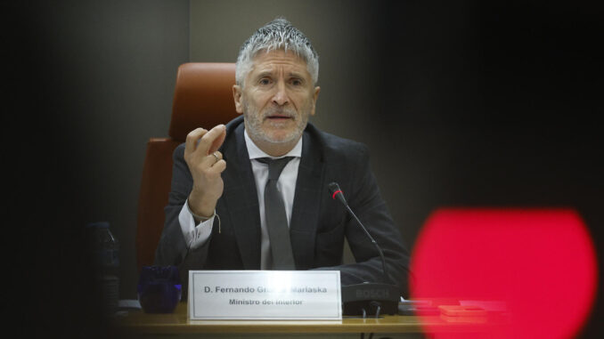 El ministro del Interior, Fernando Grande-Marlaska, ha dado cuenta este viernes de estos datos en la rueda de prensa sobre el balance provisional de accidentalidad vial del año que acaba de terminar, y que contabiliza las víctimas registradas en las 24 horas siguientes a los siniestros, en Madrid. El 2024 ha concluido con 1.154 fallecidos en accidentes de tráfico en vías interurbanas, 14 más que el año anterior (1 %), en un contexto de incremento de desplazamientos por carretera, casi 463 millones (un 3,15 % más), lo que supone la cifra más alta de la serie histórica. EFE/ Rodrigo Jiménez
