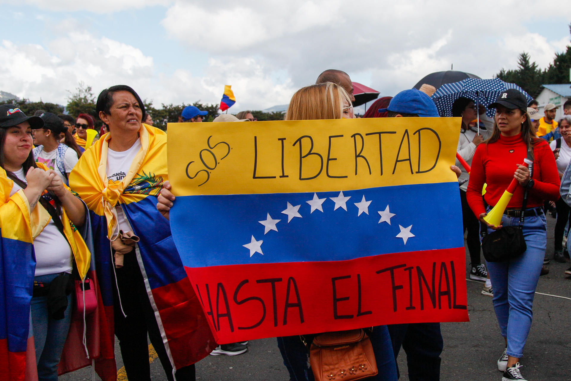 Una venezolana sostiene un cartel durante una manifestación este jueves, en Quito (Ecuador). EFE/José Jácome
