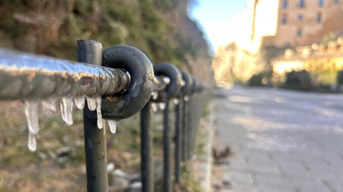 El frío de este lunes en la ciudad de Cuenca, con temperaturas de 4 grados bajo cero, ha hecho que se congele el agua de esta valla creando pequeños carámbanos. EFE/ Lorena Mayordomo
