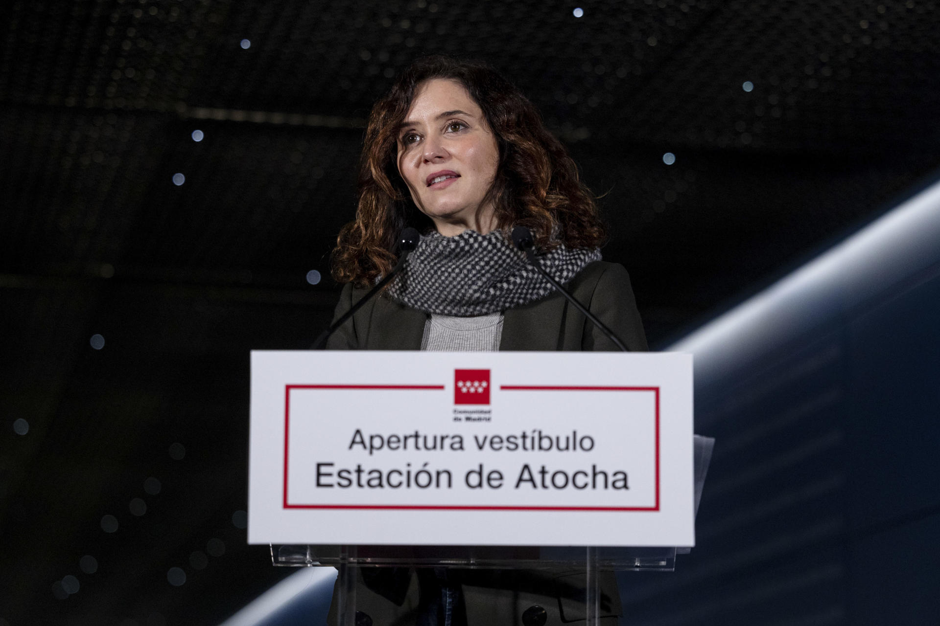 La presidenta de la Comunidad de Madrid, Isabel Díaz Ayuso, interviene en el acto de apertura de la remodelación del vestíbulo de la Estación de Atocha, este viernes. EFE/Daniel González
