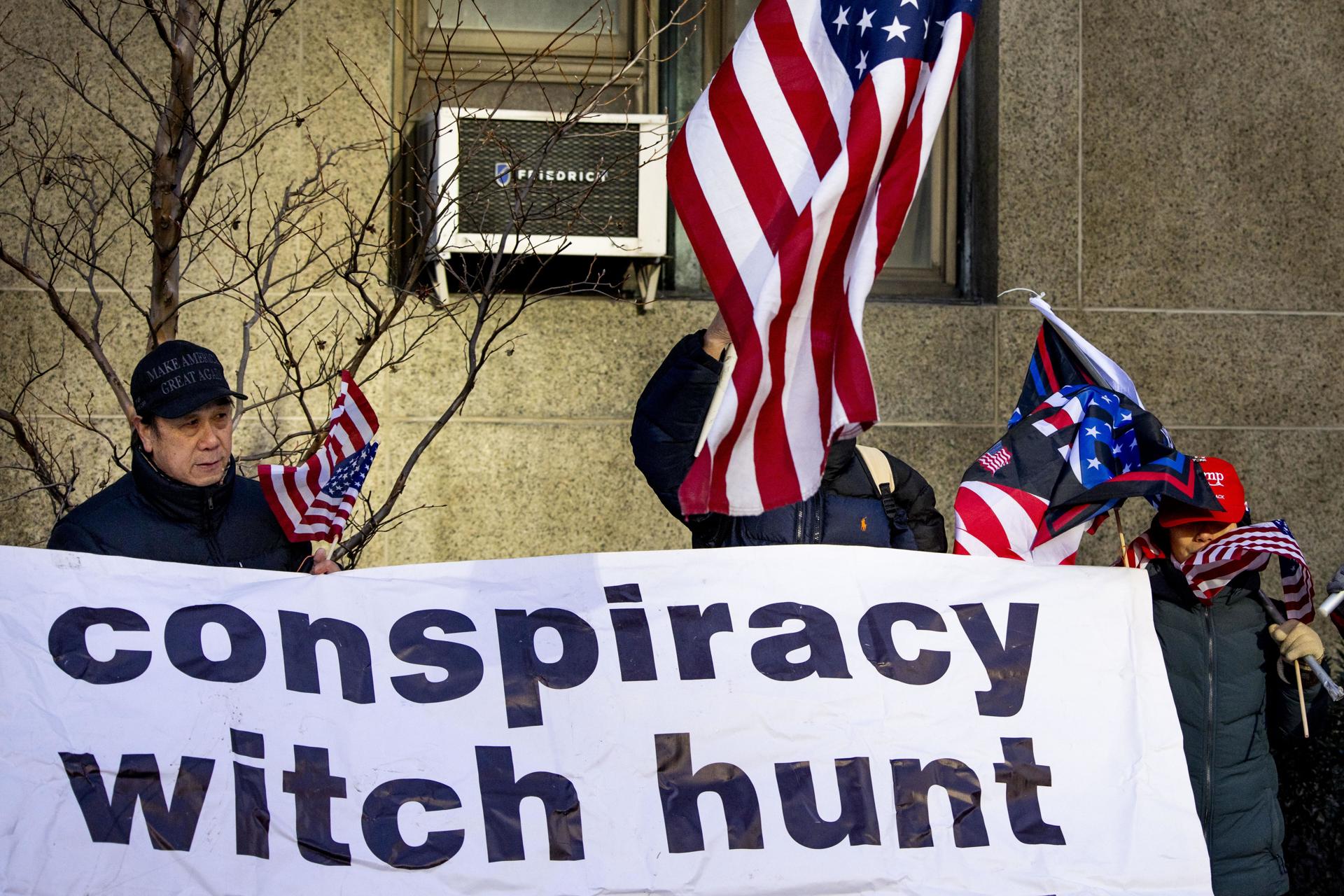 New York (United States), 10/01/2025.- Supporters of US President-elect Donald J. Trump outside of New York Criminal Court during Trump's sentencing hearing in New York, New York, USA, 10 January 2025. Trump, who appeared at the sentencing virtually, was convicted in 2024 of 34 felony counts of falsifying business records related to payments made to adult film star Stormy Daniels during his 2016 presidential campaign. (tormenta, Nueva York) EFE/EPA/JUSTIN LANE
