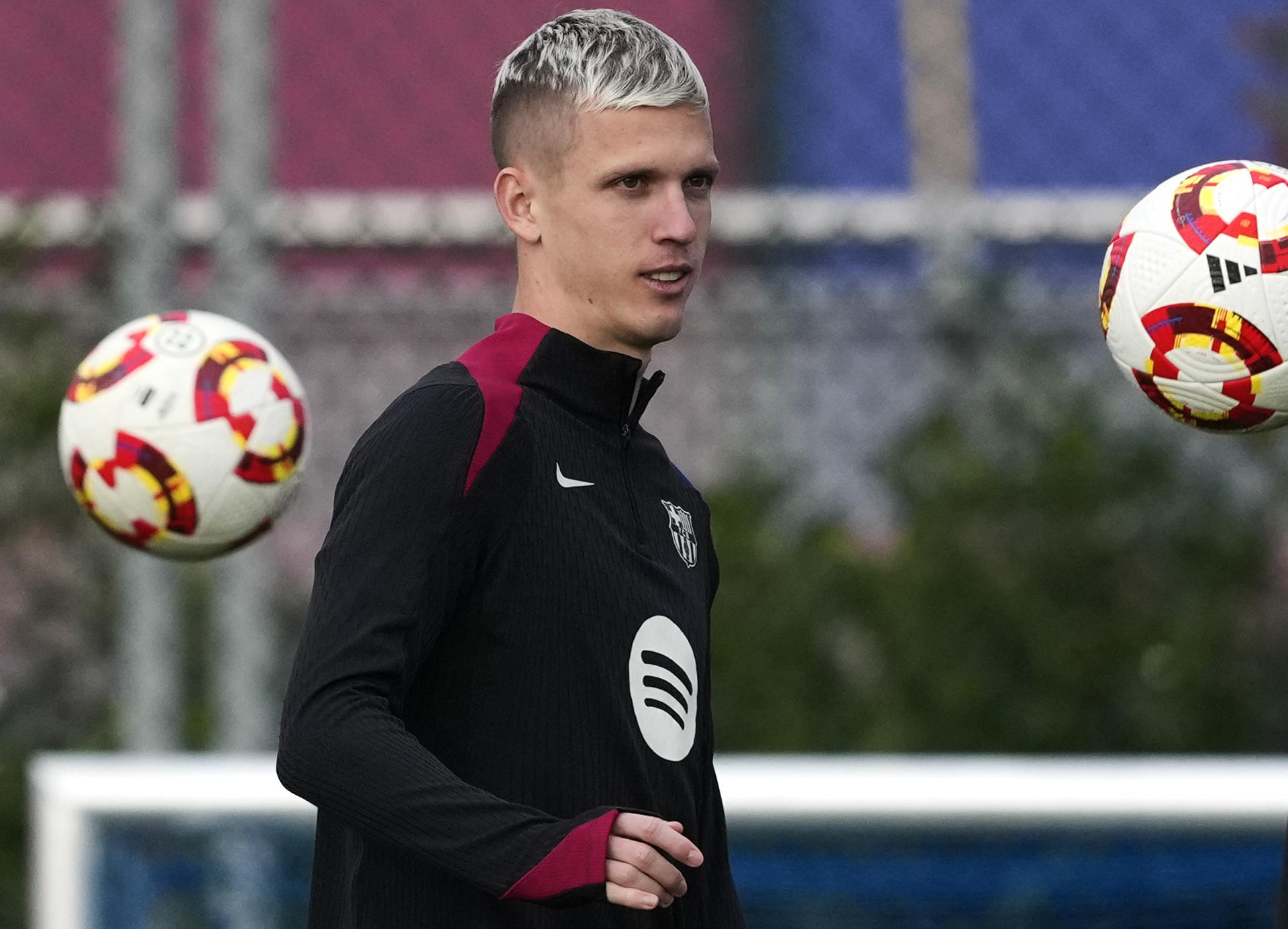 El centrocampista del FC Barcelona, Dani Olmo, durante el entrenamiento realizado este mediodía en la Ciudad Deportiva Joan Gamper de cara al partido de los dieciseisavos de la Copa del Rey de fútbol, que jugarán mañana frente al Barbastro. EFE/Alejandro García
