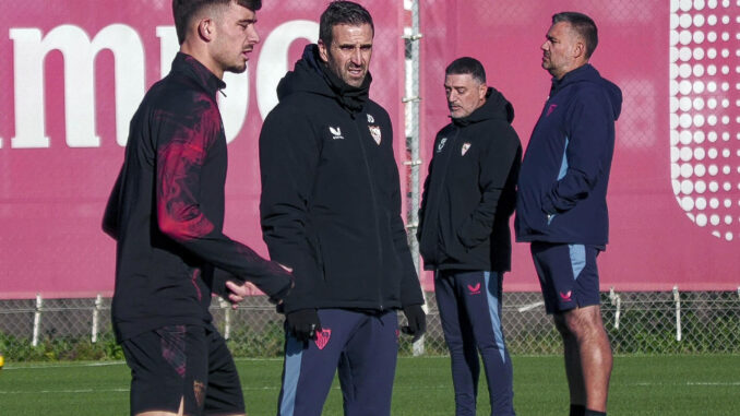 El defensa del Sevilla Kike Salas durante el entrenamiento con su equipo al que llegaron agentes de la Policía Nacional que le acompañaron desde la Ciudad Deportiva del Sevilla hasta la comisaría de Morón de la Frontera (Sevilla), su localidad natal, para que prestase declaración por forzar supuestamente que le  mostraran tarjetas amarillas la pasada temporada para que personas de su confianza ganasen dinero en apuestas deportivas, tras lo que quedó en libertad como investigado. EFE/David Arjona
