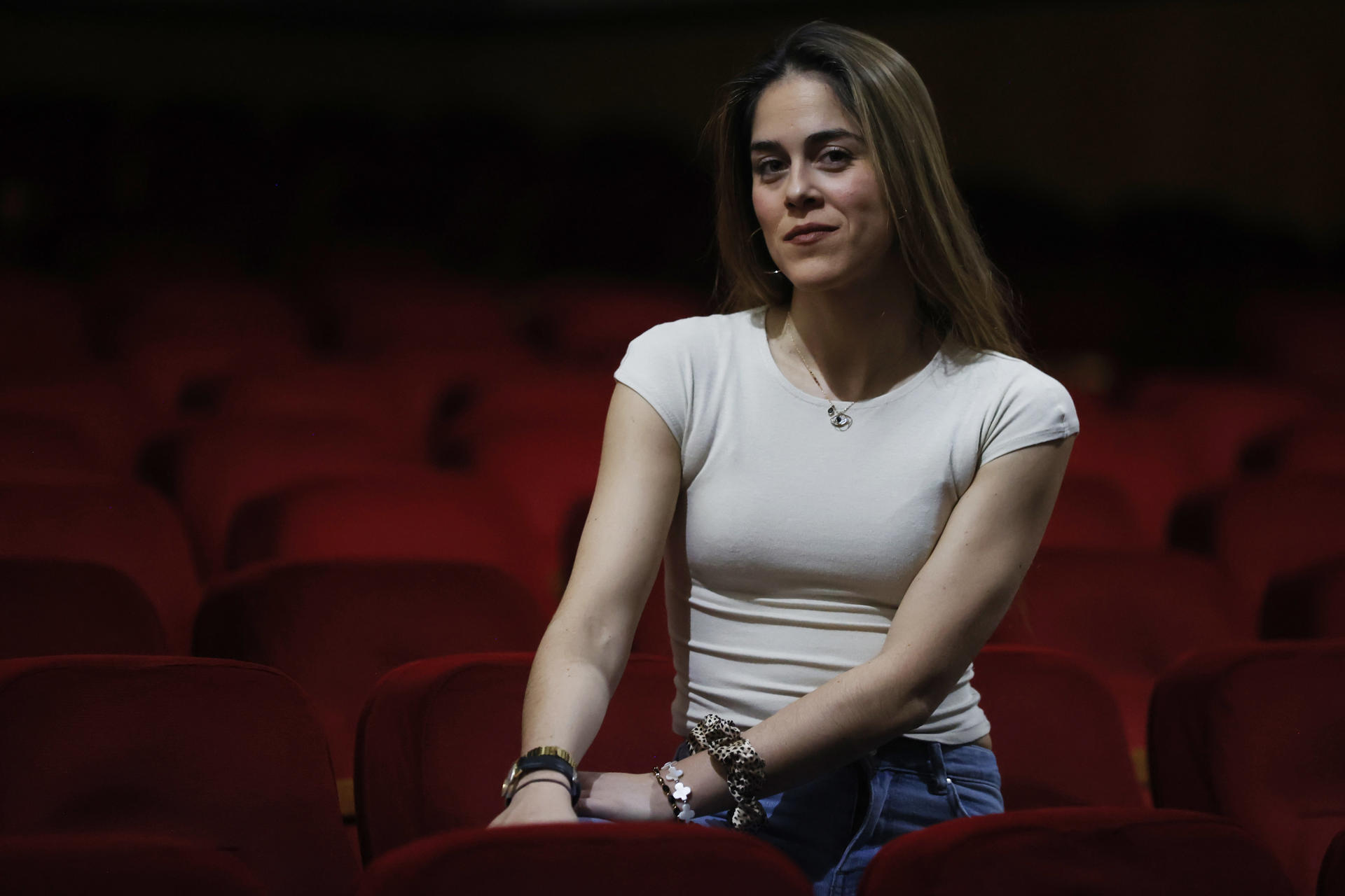 La bailaora y coreógrafa de la obra "Tierra Bendita", Patricia Guerrero, posa durante una entrevista con EFE, este lunes en Santiago (Chile). Convencida de que la "magia" del flamenco reside en su continua evolución, Patricia Guerrero sostiene que esta danza se ha despojado de todo prejuicio, premisa sobre la que ha desarrollado 'Tierra Bendita', una suite flamenca que el Ballet Flamenco de Andalucía presenta este martes en Chile, en el primer estreno internacional de su historia. EFE/ Elvis González
