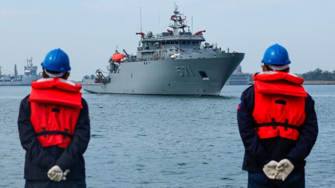 El Da Wu (ARS-571), un buque de rescate y salvamento de la marina de Taiwán, realiza maniobras durante un simulacro en Kaohsiung, Taiwán, el 9 de enero de 2025. EFE/EPA/Ritchie B. Tongo
