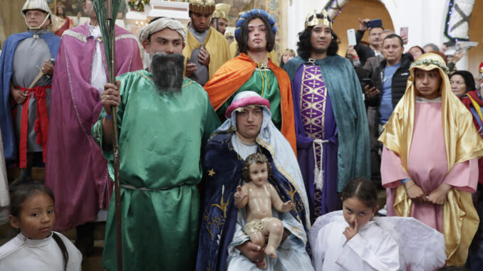 Actores interpretan una escena durante una celebración de la fiesta de Reyes Magos este domingo, en la Parroquia de Nuestra Señora de Egipto, en el barrio Egipto, en Bogotá (Colombia).  EFE/ Carlos Ortega
