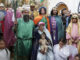 Actores interpretan una escena durante una celebración de la fiesta de Reyes Magos este domingo, en la Parroquia de Nuestra Señora de Egipto, en el barrio Egipto, en Bogotá (Colombia).  EFE/ Carlos Ortega