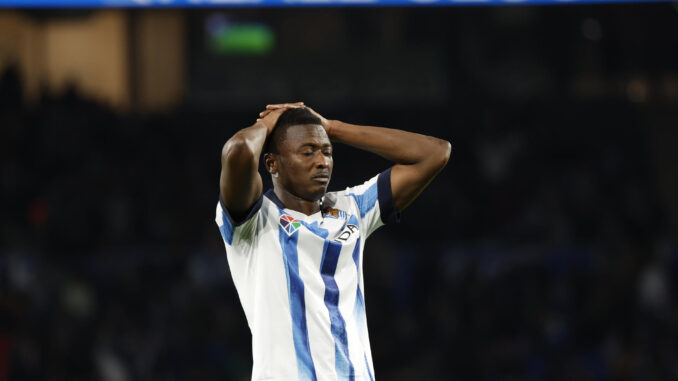 Foto de archivo del delantero nigeriano de la Real Sociedad Sadiq Umar, que pasará reconocimiento médico para unirse al Valencia lo que resta de temporada. EFE/ Javier Etxezarreta
