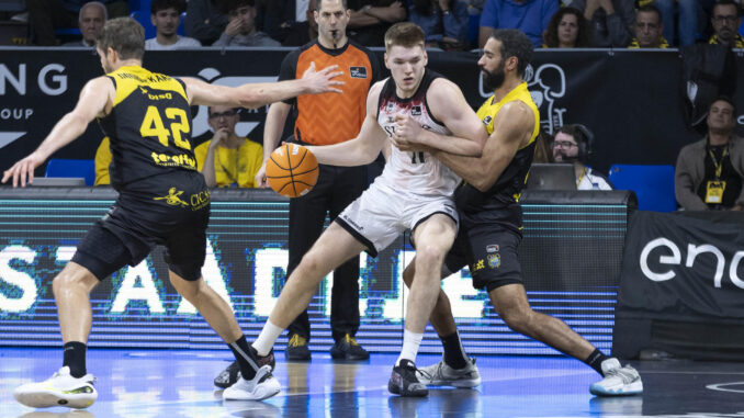 El ala-pívot del Surne Bilbao Basket Thijs De Ridder (c) y el alero de La Laguna Tenerife Thomas Scrubb (d) durante el partido de la jornada 15 de la Liga Endesa que enfrentó a ambos equipos este sábado en el pabellón Santiago Martín en La Laguna, (Tenerife).
