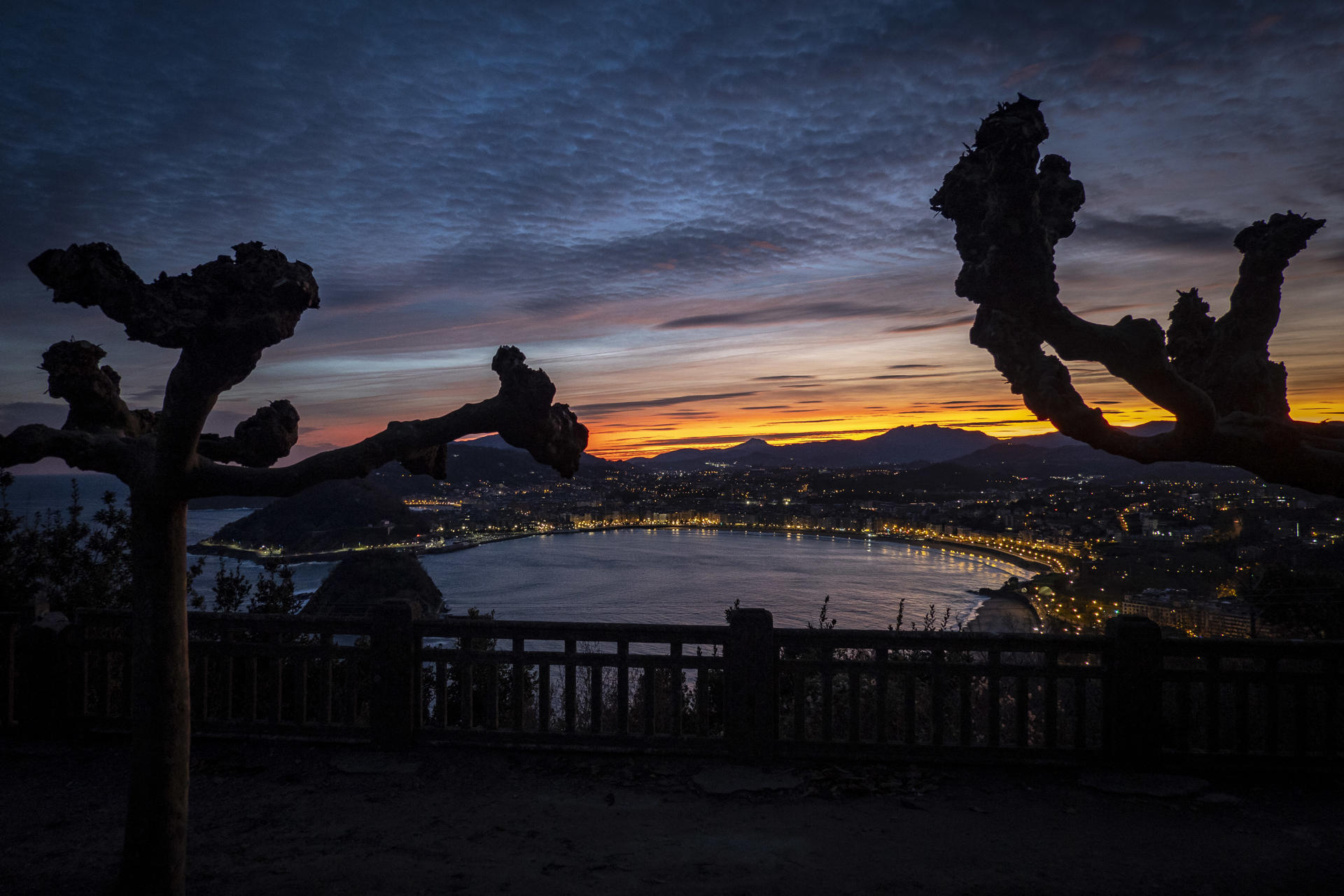 Vista del amanecer este jueves en San Sebastián. EFE/Javier Etxezarreta
