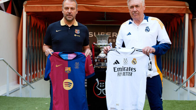 Los entrenadores del Real Madrid CF y el FC Barcelona, Carlo Ancelotti (d) y Hansi Flick (i), respectivamente, han posado este sábado junto al trofeo en el estadio Al Jawhara de Yeda, que mañana acogerá la final de la Supercopa de España. EFE/RFEF/David Aliaga
