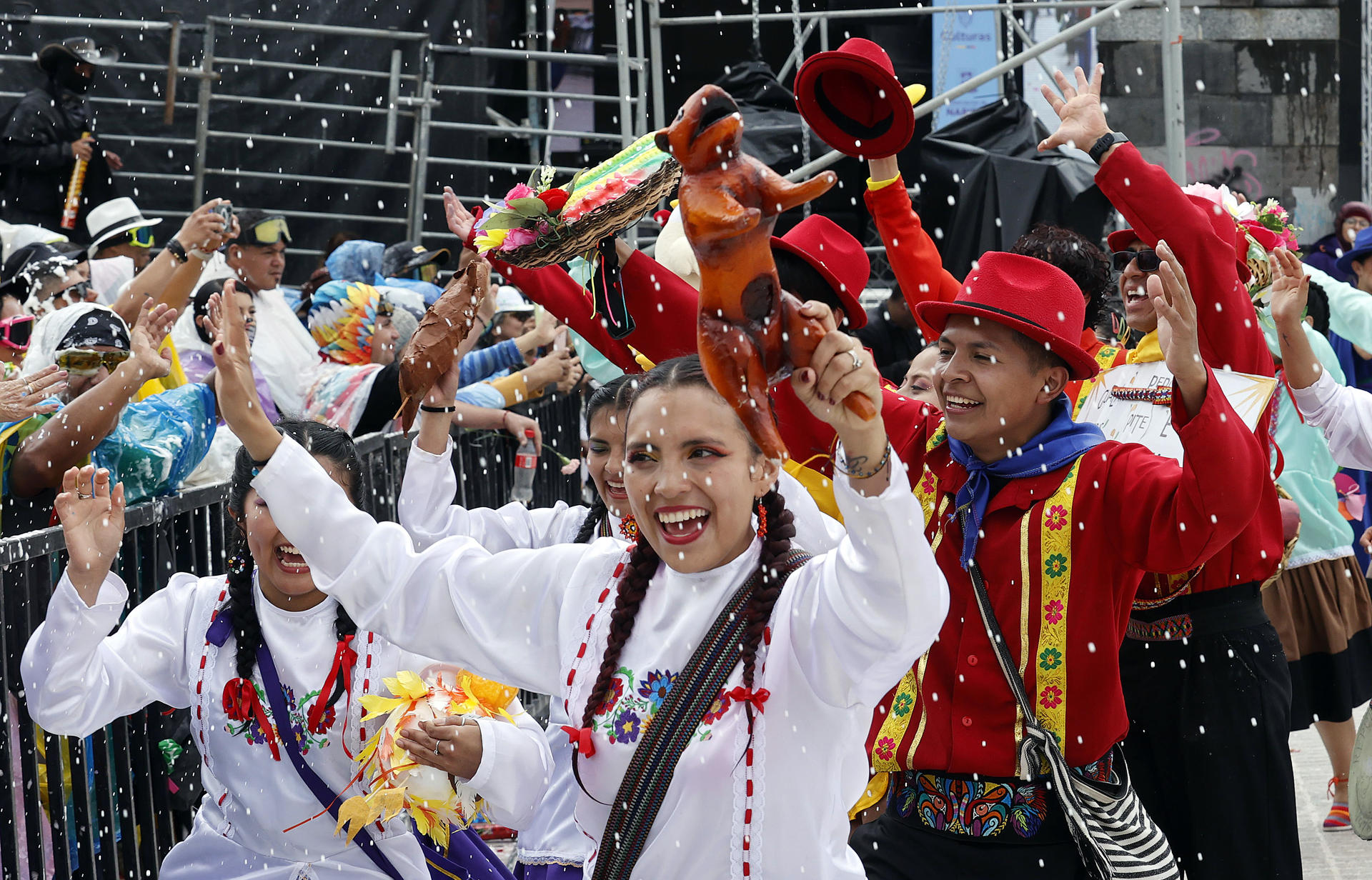 Integrantes de una comparsa participan en el 'Desfile de la Familia Castañeda' durante el Carnaval de Negros y Blancos este sábado, en Pasto (Colombia). EFE/ Mauricio Dueñas Castañeda
