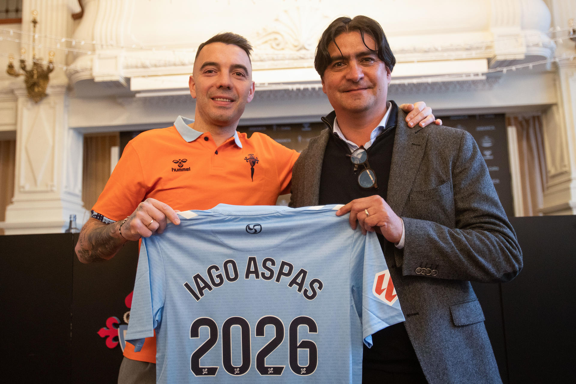 El jugador del Real Club Celta de Vigo Iago Aspas, durante lar ueda de prensa tras su renovación con el Celta hasta 2026, acompañado del director deportivo Marco Garcés este jueves. EFE / Salvador Sas
