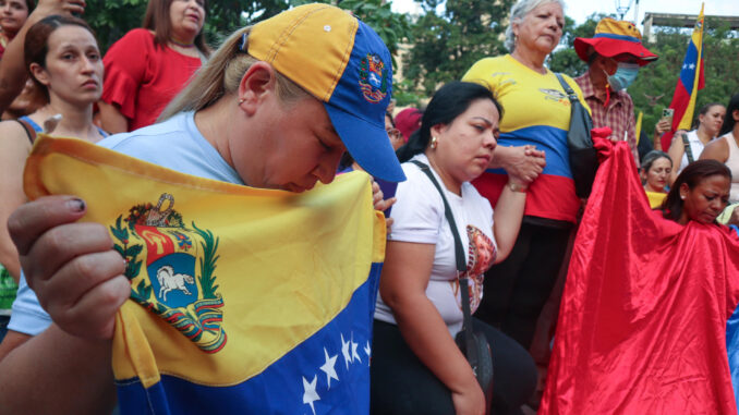 Ciudadanos venezolanos asisten a una manifestación este jueves, en Cúcuta (Colombia).EFE/ Mario Caicedo
