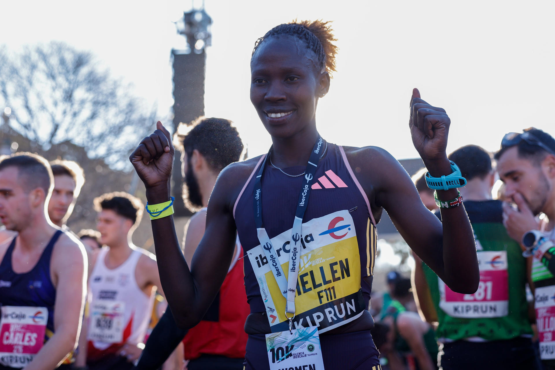 Helen Ekale celebra tras ganar la categoría femenina, con un tiempo de 29:32, en la 17ª edición del 10K Valencia Ibercaja por Kiprun en la ciudad de Valencia. EFE/Kai Foersterling
