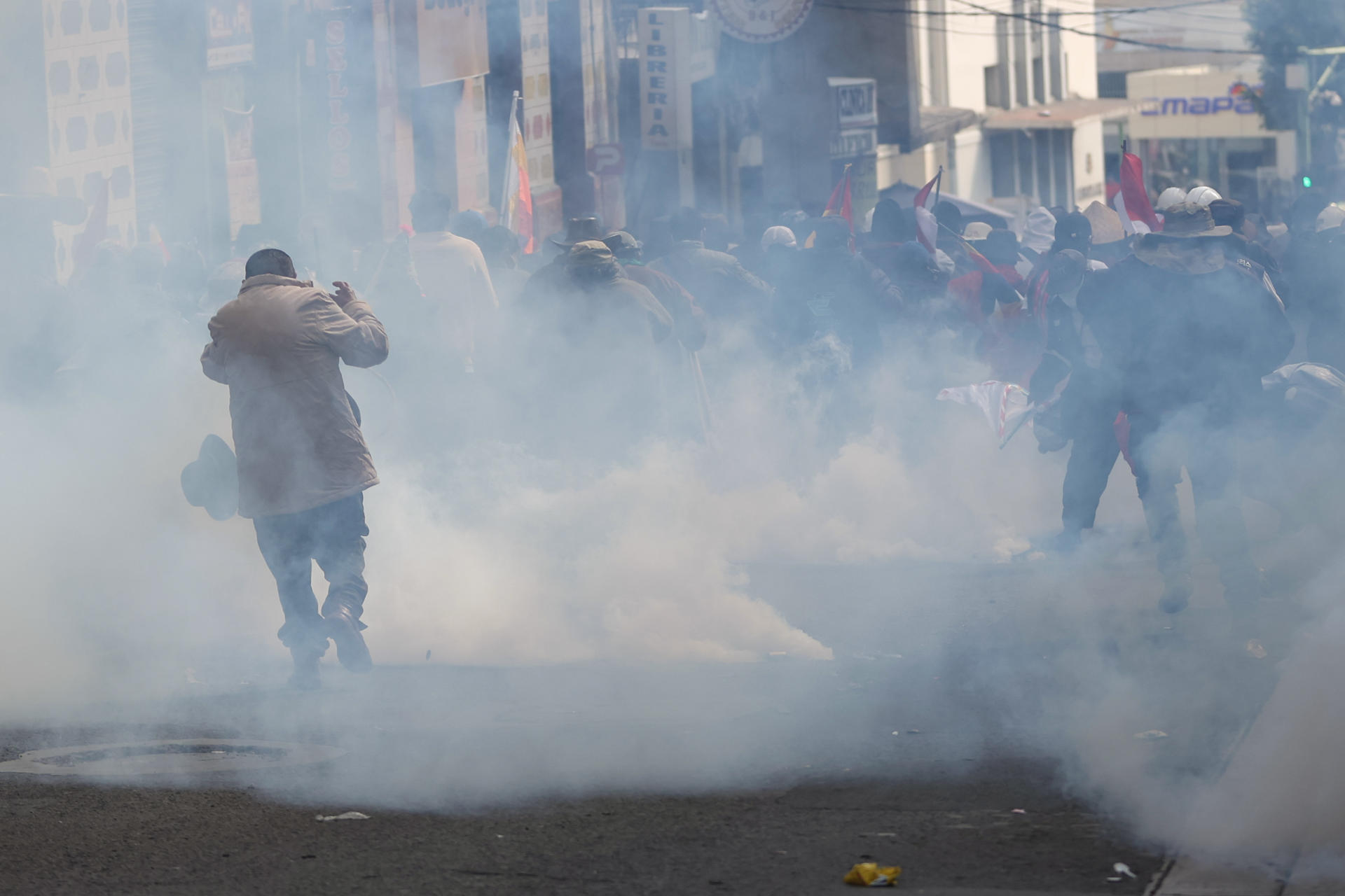 Simpatizantes del expresidente Evo Morales (2006-2019) se enfrentan con la policía boliviana durante una marcha en contra de los procesos judiciales al exmandatario este lunes, en La Paz (Bolivia). EFE/ Luis Gandarillas
