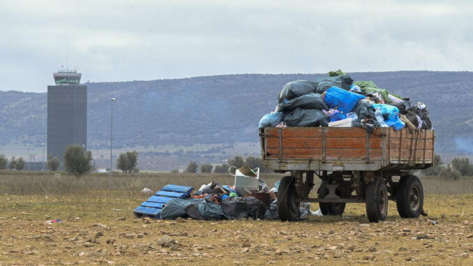 Labores de limpieza este viernes en el aeropuerto de Ciudad Real. Casi 50 vehículos invadieron "con violencia" el lado aire de estas instalaciones durante la madrugada del pasado 1 de enero, forzando y rompiendo dos accesos del vallado perimetral con la intención de participar en la fiesta rave no autorizada que se prolongó desde ese día hasta el 6 de enero y en la que se dieron cita más de 5.000 personas. EFE/Jesús Monroy
