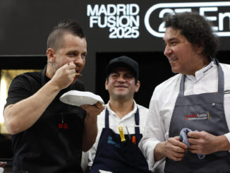 El Chef Dabiz Muñoz y el Chef peruano Gastón Acurio (d), este lunes en Madrid Fusión 2025, el gran escaparate de la gastronomía, los cocineros, procesos y productos, arranca este lunes con un homenaje a los grandes chefs de los años 90 y una mirada a los retos de la Inteligencia Artificial (IA).EFE/ Chema Moya