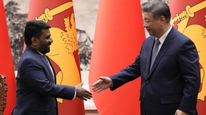 El presidente chino, Xi Jinping (d), estrecha la mano del presidente de Sri Lanka, Anura Kumara Dissanayake (i), durante una ceremonia de firma en el Gran Salón del Pueblo en Beijing, China, el 15 de enero de 2025. EFE/EPA/Aaron Favila / POOL Pool Photo
