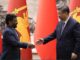 El presidente chino, Xi Jinping (d), estrecha la mano del presidente de Sri Lanka, Anura Kumara Dissanayake (i), durante una ceremonia de firma en el Gran Salón del Pueblo en Beijing, China, el 15 de enero de 2025. EFE/EPA/Aaron Favila / POOL Pool Photo