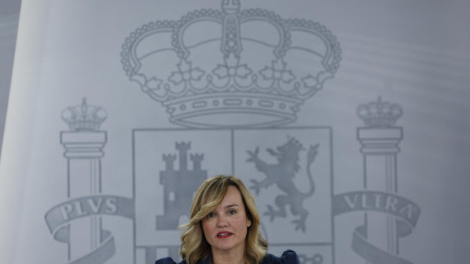 La ministra de Educación y portavoz del Gobierno, Pilar ,durante la rueda de prensa tras el Consejo de Ministros celebrado este martes en La Moncloa, Madrid. EFE/ Javier Lizón
