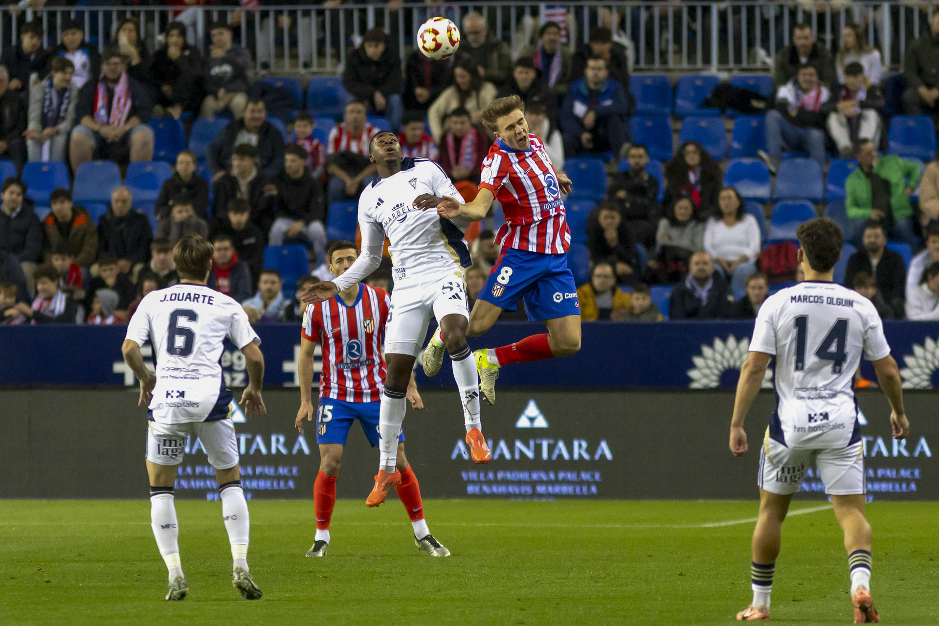 El centrocampista del Atlético de Madrid, Pablo Barrios (d), disputa el balón ante el delantero del Marbella, Dorian Junior, durante el encuentro correspondiente a los dieciseisavos de final de la Copa del Rey disputado en el estadio de la Rosaleda de Málaga. EFE/Álvaro Cabrera
