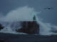 Una ola rompe contra el dique del puerto durante el temporal que azota la costa gallega este domingo en A Guarda, Pontevedra. EFE/Sxenick