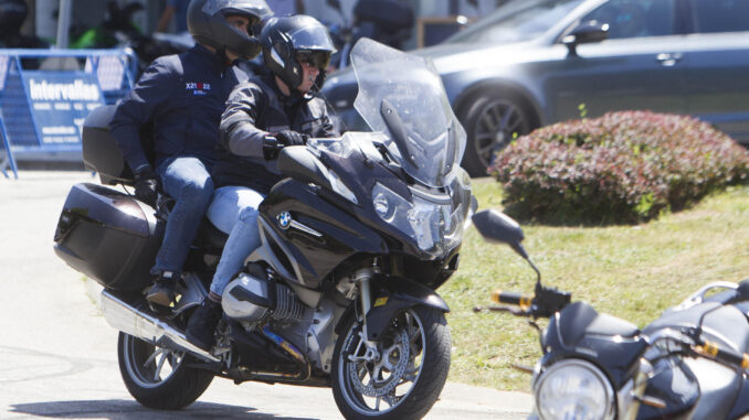 Un motorista circula en Pontevedra. EFE/ Salvador Sas
