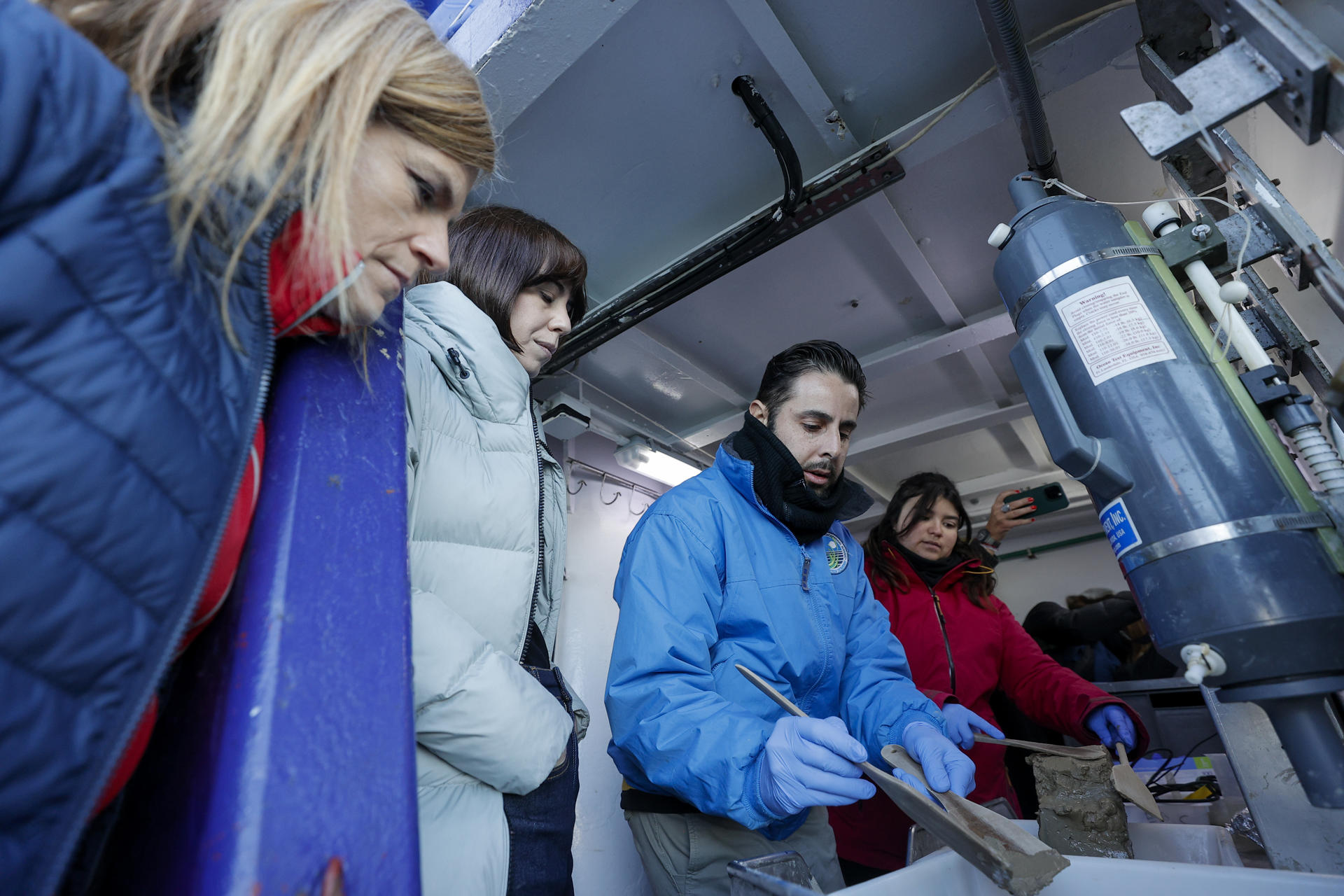 La ministra de Ciencia, Innovación y Universidades, Diana Morant, y la delegada del Gobierno, Pilar Bernabé (i), visitan el buque Francisco de Paula Navarro del IEO-CSIC. EFE/Manuel Bruque
