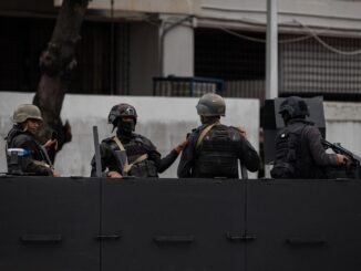 Fotografía de archivo de militares de la Dirección General de Contraingeligencia Militar (DGCIM) en una patrulla para entrar al barrio Cota 905 en Caracas (Venezuela). EFE/Rayner Peña R.