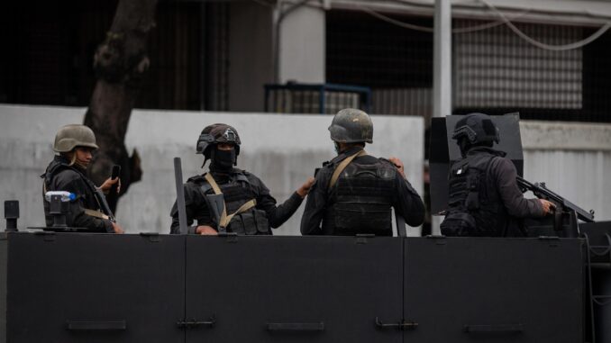 Fotografía de archivo de militares de la Dirección General de Contraingeligencia Militar (DGCIM) en una patrulla para entrar al barrio Cota 905 en Caracas (Venezuela). EFE/Rayner Peña R.
