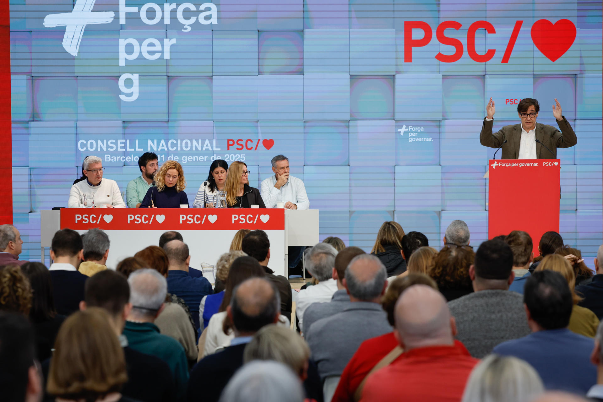 El primer secretario del PSC y presidente de la Generalitat, Salvador Illa, presenta su informe político al inicio del Consell Nacional de los socialistas catalanes celebrado este sábado en la sede del partido. EFE/ Toni Albir
