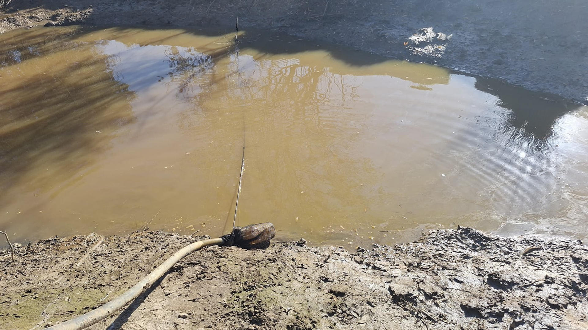 La Confederación Hidrográfica del Guadalquivir (CHG) va a incoar expediente sancionador contra una explotación agrícola de fresas situada en el entorno del arroyo de la Cañada, en Almonte (Huelva), tras localizar tres puntos de extracción ilegal de agua tanto superficial como subterránea del Espacio Natural de Doñana. EFE/CHG/SOLO USO EDITORIAL/SOLO DISPONIBLE PARA ILUSTRAR LA NOTICIA QUE ACOMPAÑA (CRÉDITO OBLIGATORIO)
