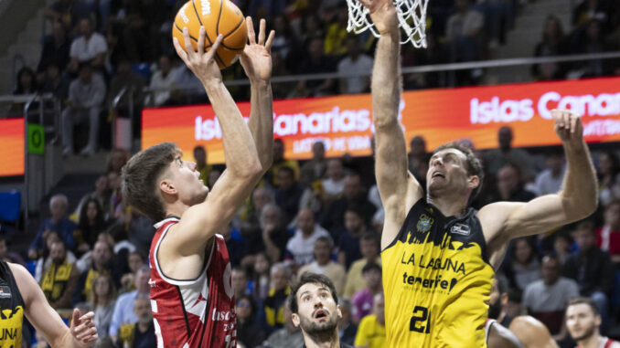 El escolta del Casademont Zaragoza Rodríguez (i) y el ala-pivot de La Laguna Tenerife, Tim Abromaitis (d), durante el partido de la jornada 14 de la Liga Endesa que enfrentó a ambos equipos este jueves en el pabellón Santiago Martín en La Laguna, (Tenerife).EFE/ Miguel Barreto
